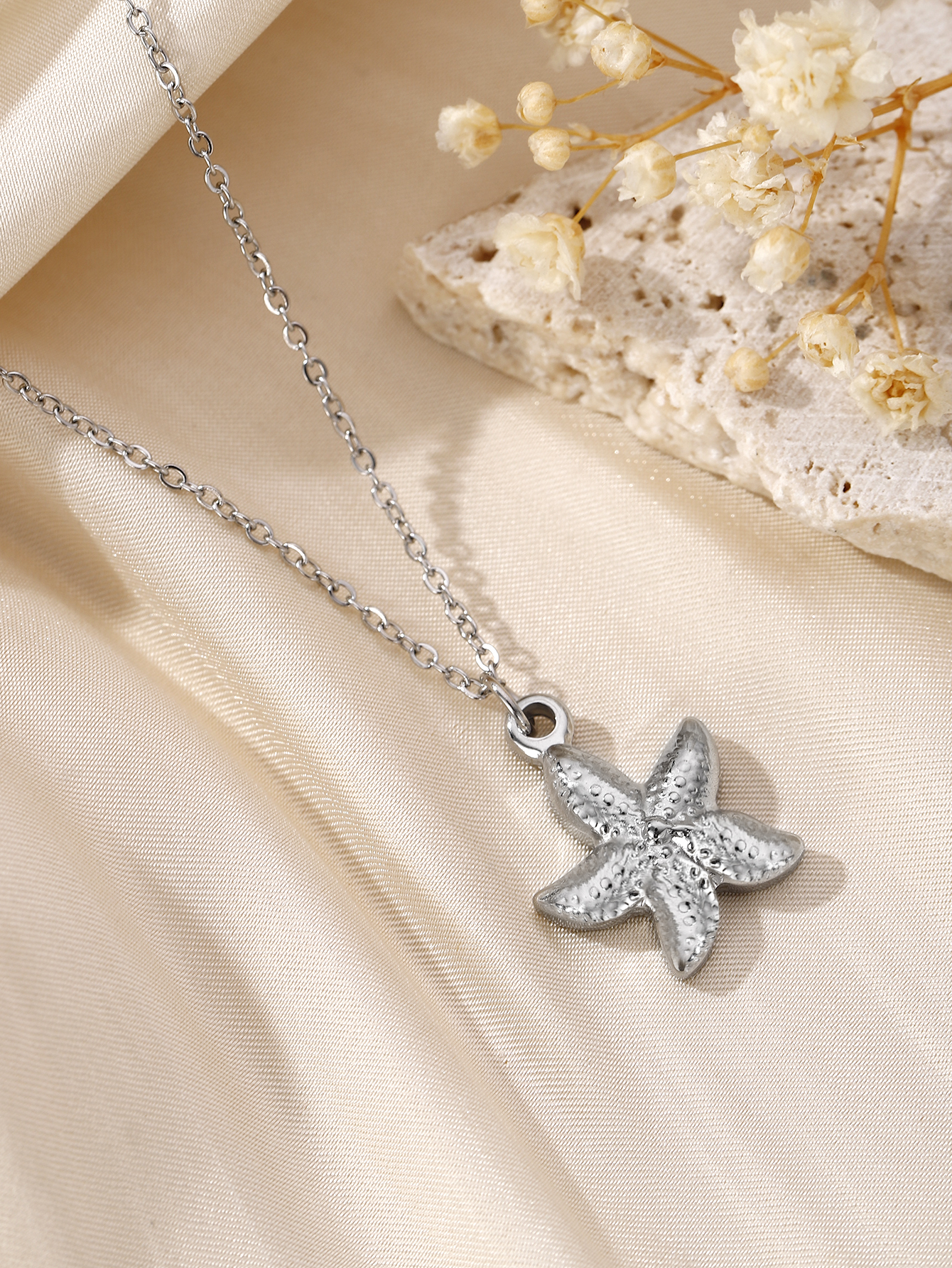 304 Stainless Steel Silver Plated Modern Style Simple Style Commute Starfish Heart Shape Shell Pendant Necklace display picture 27