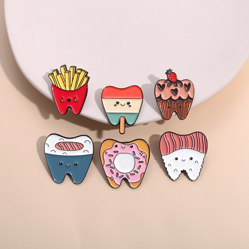 Estilo De Dibujos Animados Lindo Estilo Vaquero Helado Dientes Fresa Aleación Estampado Barniz De Estufa Mujeres Broches display picture 8