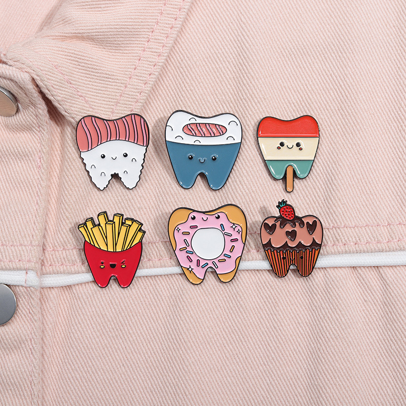 Estilo De Dibujos Animados Lindo Estilo Vaquero Helado Dientes Fresa Aleación Estampado Barniz De Estufa Mujeres Broches display picture 9