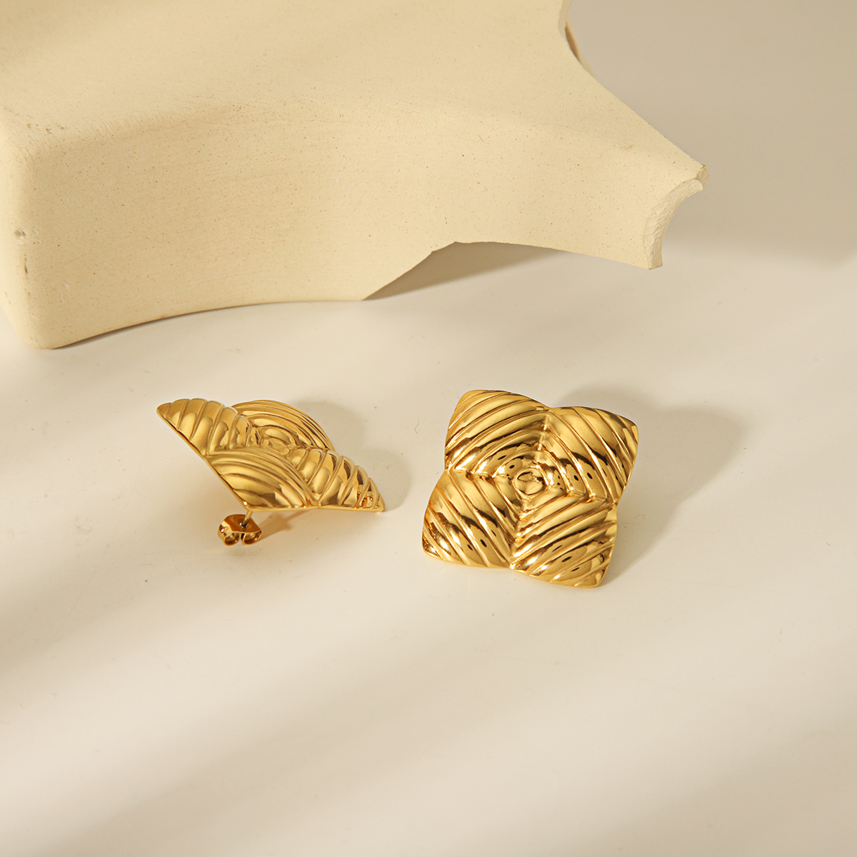 1 Pair Vintage Style Classic Style Triangle Geometric Spiral Stripe Plating 304 Stainless Steel 18K Gold Plated Ear Studs display picture 3