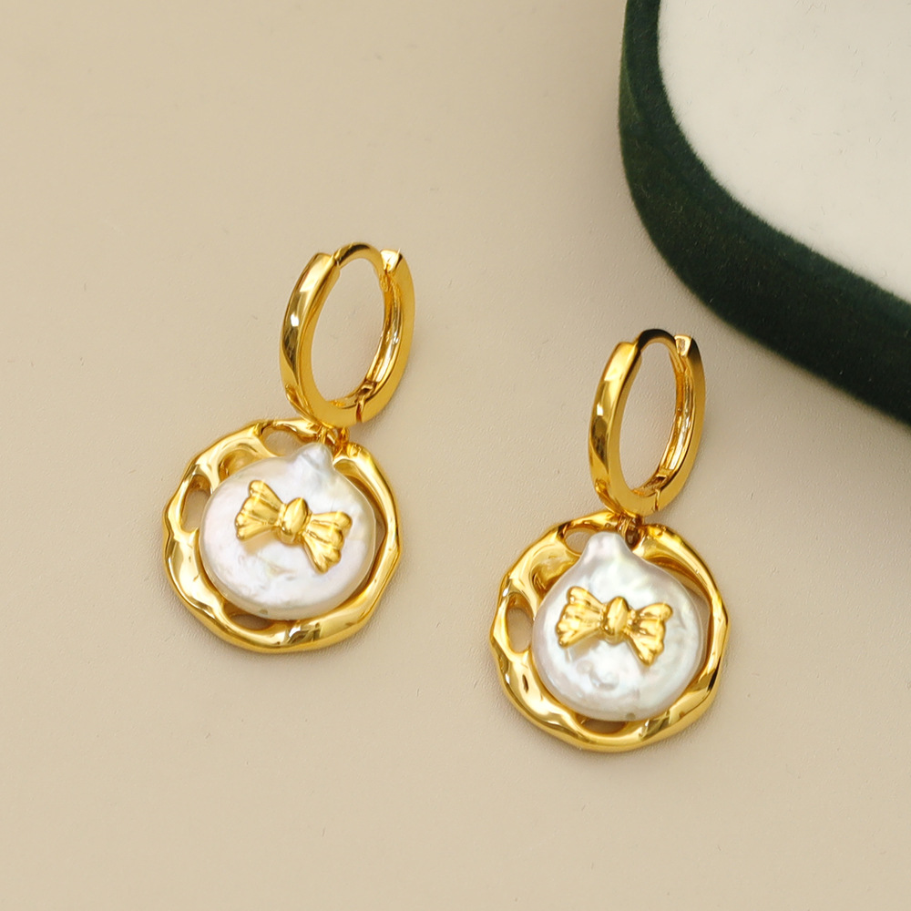 1 Paire Style Moderne Style Simple Noeud D'Arc Placage Le Cuivre Perle D'eau Douce Plaqué Or 18K Boucles D'oreilles display picture 1