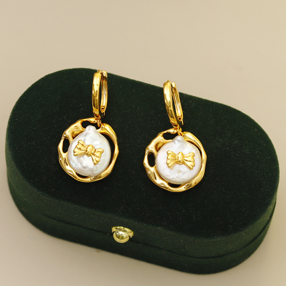 1 Paire Style Moderne Style Simple Noeud D'Arc Placage Le Cuivre Perle D'eau Douce Plaqué Or 18K Boucles D'oreilles display picture 2