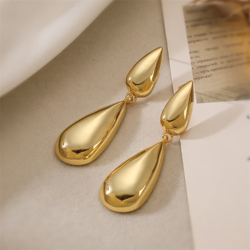 1 Pair Elegant Streetwear Solid Color Plating Copper Gold Plated Drop Earrings display picture 5