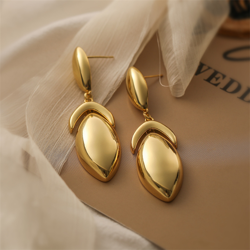 1 Pair Elegant Streetwear Solid Color Plating Copper Gold Plated Drop Earrings display picture 3