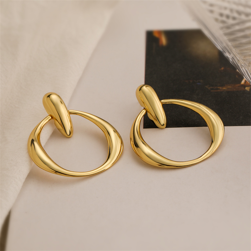 1 Pair Elegant Streetwear Solid Color Plating Copper Gold Plated Drop Earrings display picture 1