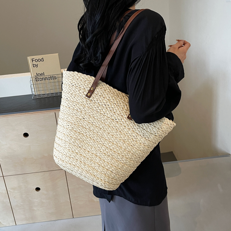 Women's Medium Straw Solid Color Vacation Beach Weave Open Shoulder Bag Underarm Bag display picture 4