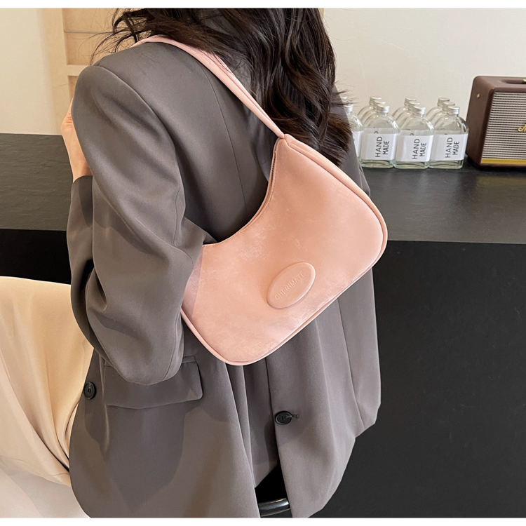 Femmes Moyen Faux Cuir Couleur Unie Style Vintage Vêtement De Rue Fil À Coudre Forme D'Oreiller Fermeture Éclair Sac Sous Les Bras display picture 15