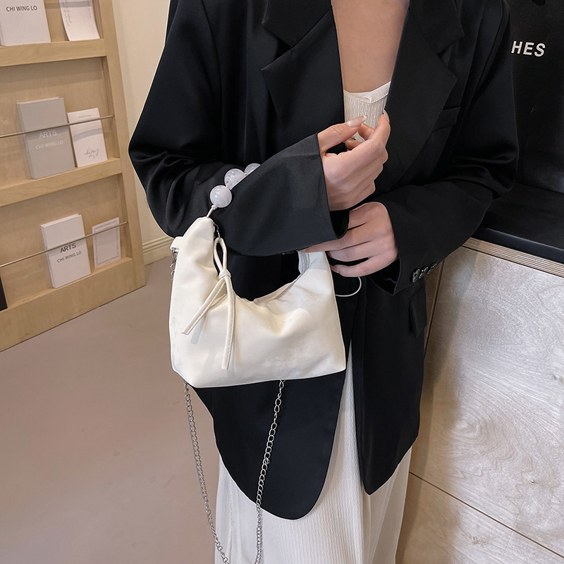 Women's Medium Pu Leather Solid Color Classic Style Streetwear Dumpling Shape Zipper Crossbody Bag display picture 4