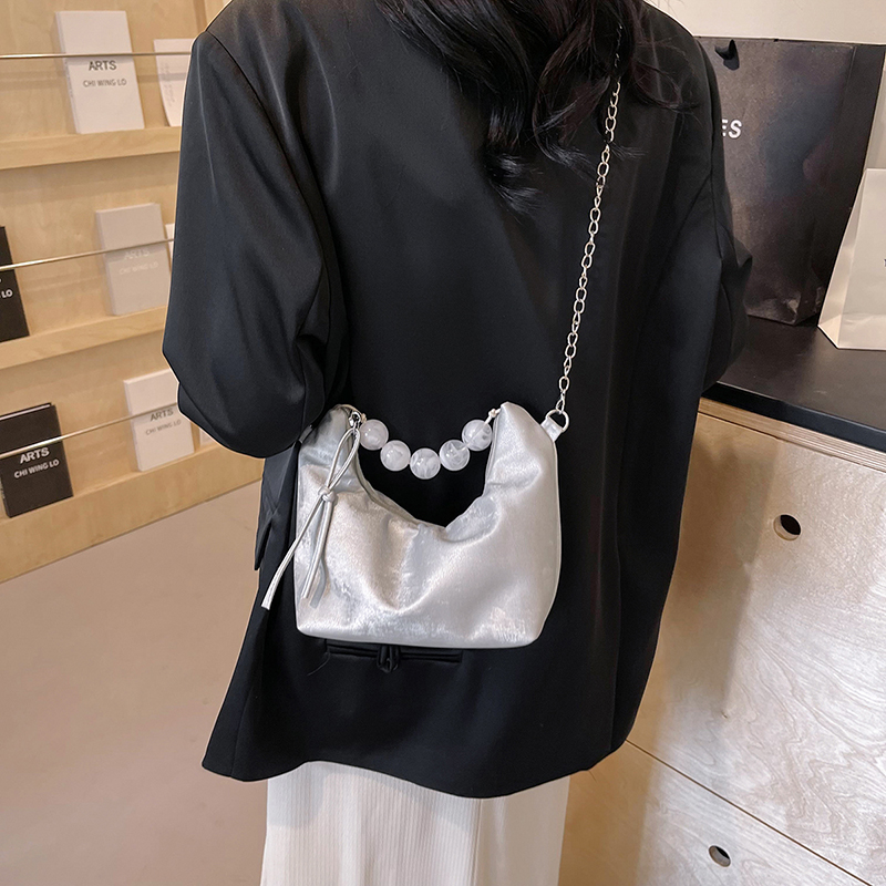 Women's Medium Pu Leather Solid Color Classic Style Streetwear Dumpling Shape Zipper Crossbody Bag display picture 5
