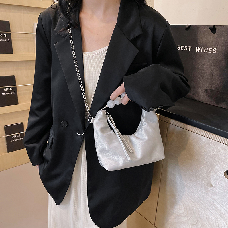 Women's Medium Pu Leather Solid Color Classic Style Streetwear Dumpling Shape Zipper Crossbody Bag display picture 1