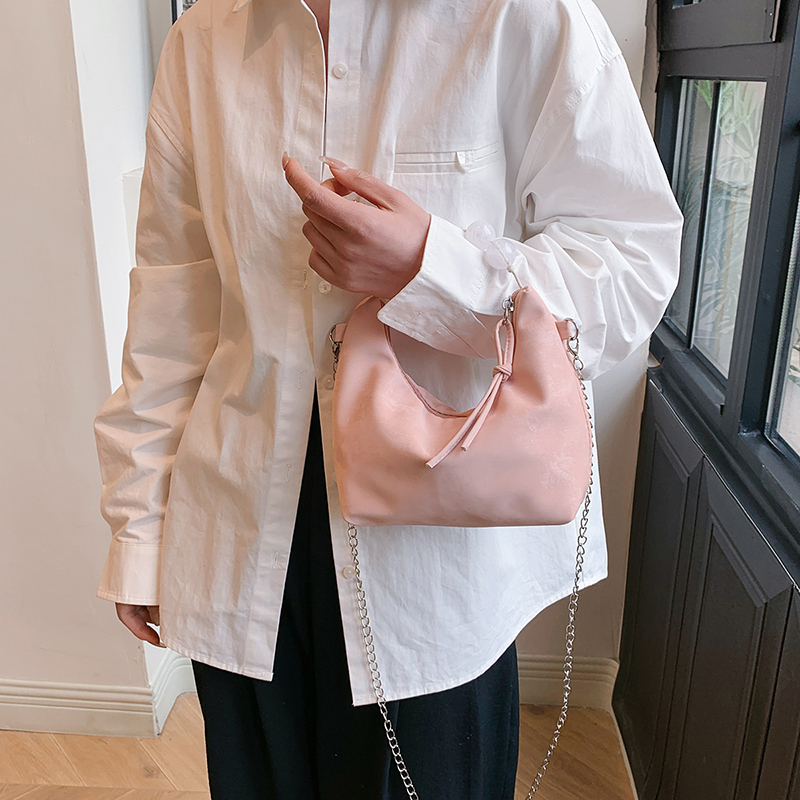 Women's Medium Pu Leather Solid Color Classic Style Streetwear Dumpling Shape Zipper Crossbody Bag display picture 8