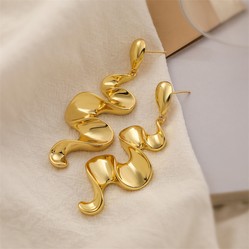 1 Pair Elegant Streetwear Solid Color Plating Copper Gold Plated Ear Studs display picture 4