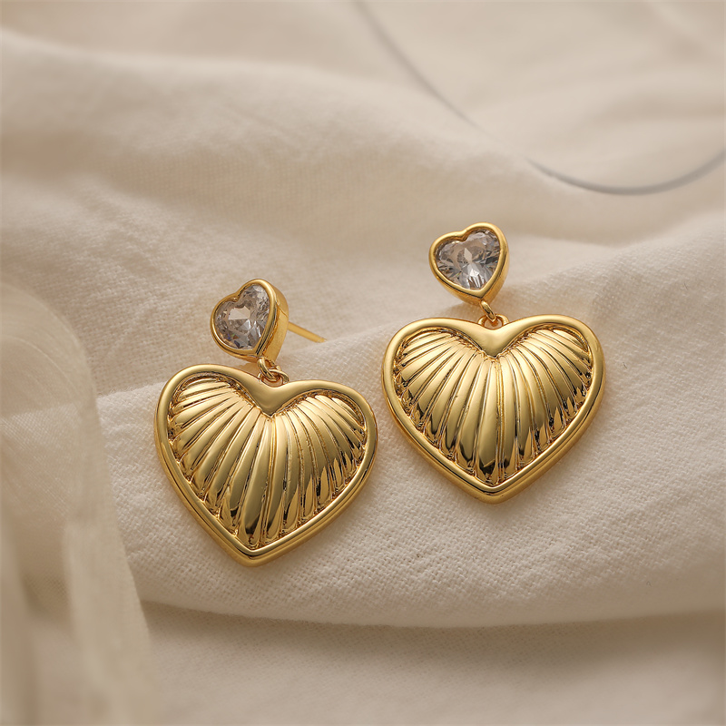1 Pair Elegant Streetwear Heart Shape Plating Inlay Copper Rhinestones Gold Plated Ear Studs display picture 5