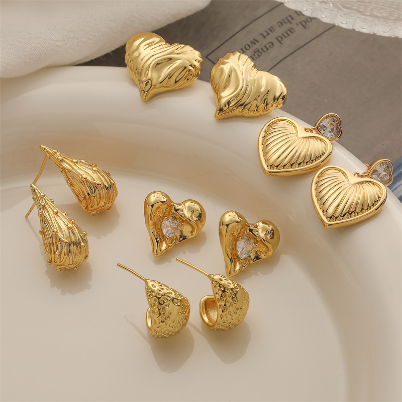 1 Pair Elegant Streetwear Heart Shape Plating Inlay Copper Rhinestones Gold Plated Ear Studs display picture 3