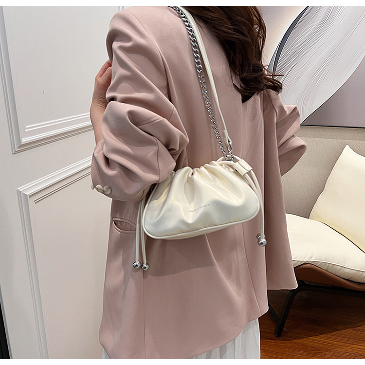 Femmes Moyen Faux Cuir Couleur Unie Style Classique Vêtement De Rue Fil À Coudre Forme De Nuage Boucle Magnétique Sac Bandoulière display picture 8