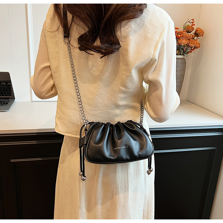 Women's Medium Pu Leather Solid Color Classic Style Streetwear Sewing Thread Cloud Shape Magnetic Buckle Crossbody Bag display picture 9
