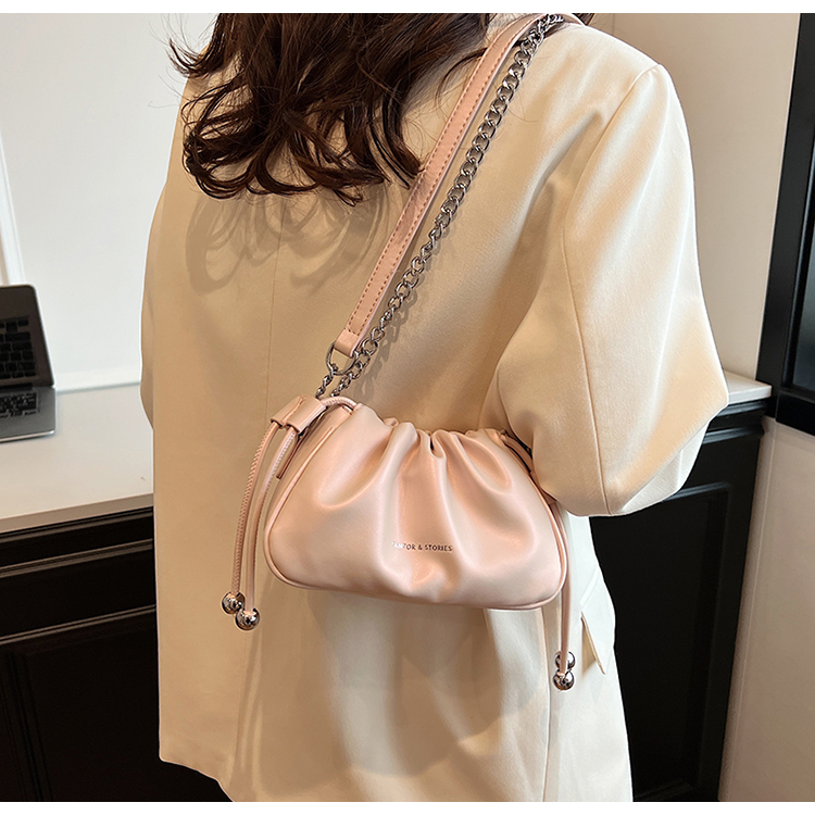 Women's Medium Pu Leather Solid Color Classic Style Streetwear Sewing Thread Cloud Shape Magnetic Buckle Crossbody Bag display picture 10
