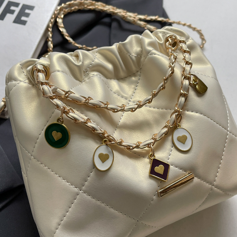 Women's Medium Pu Leather Solid Color Lingge Vintage Style Classic Style Sewing Thread Square String Crossbody Bag display picture 7