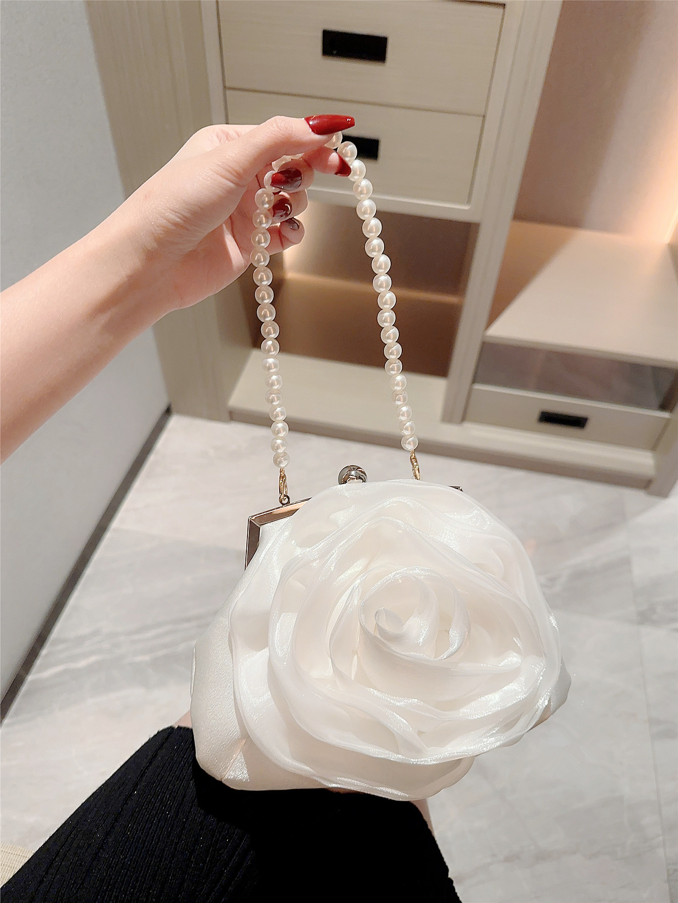 White Polyester Solid Color Flower Beading Round Evening Bags display picture 3