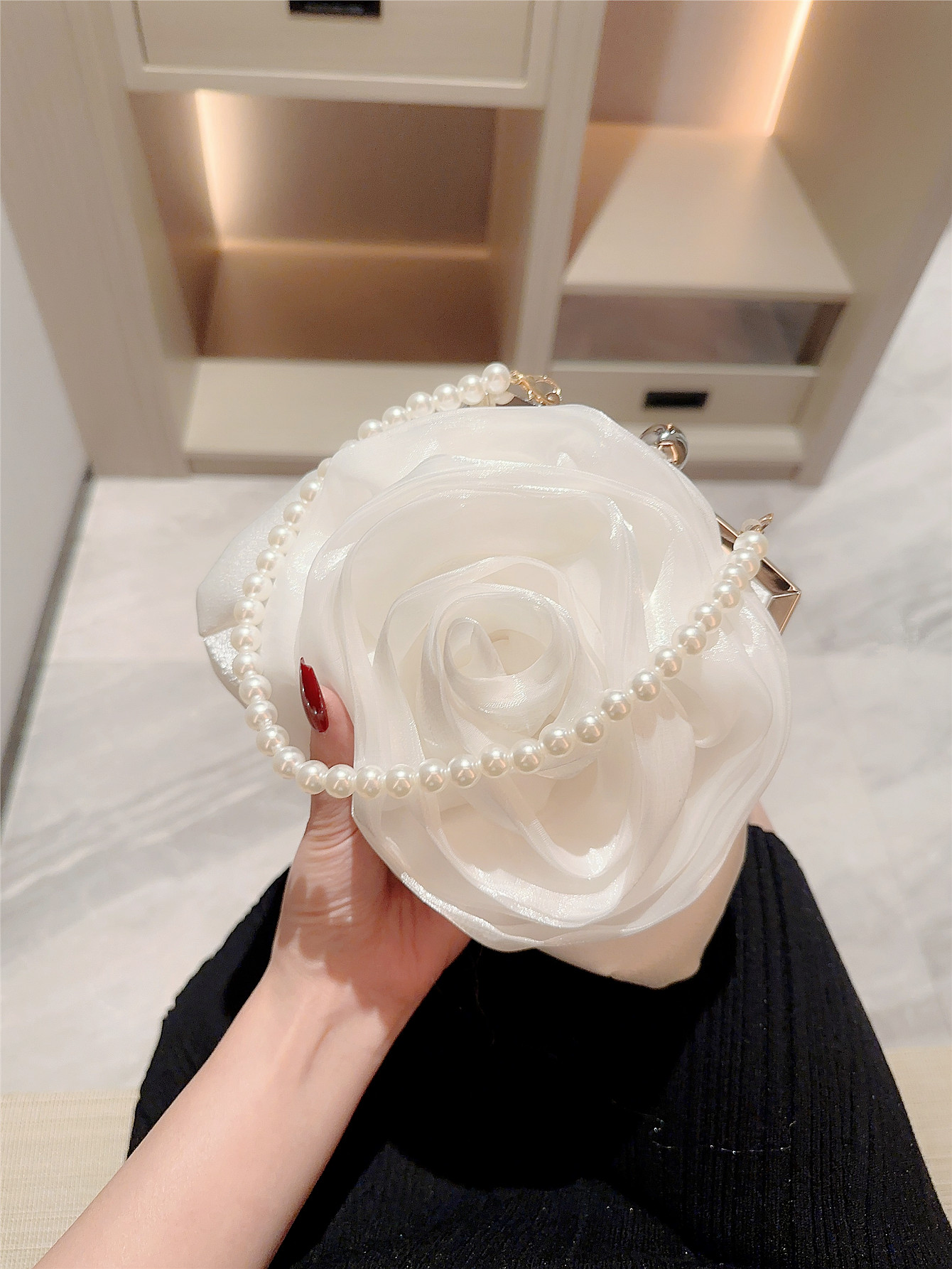 White Polyester Solid Color Flower Beading Round Evening Bags display picture 1