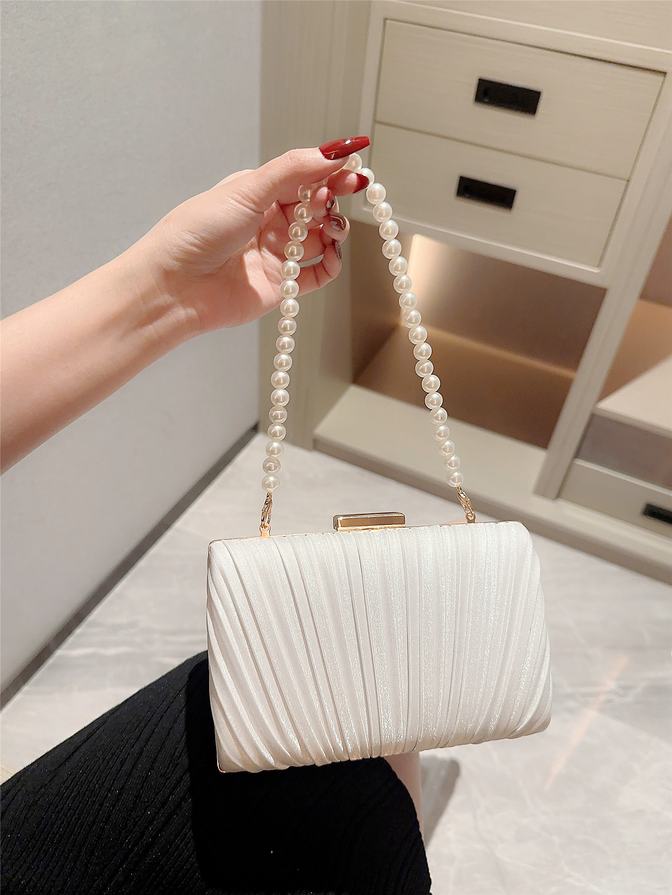 Women's Small Polyester Solid Color Vintage Style Classic Style Beading Lock Clasp Evening Bag display picture 1