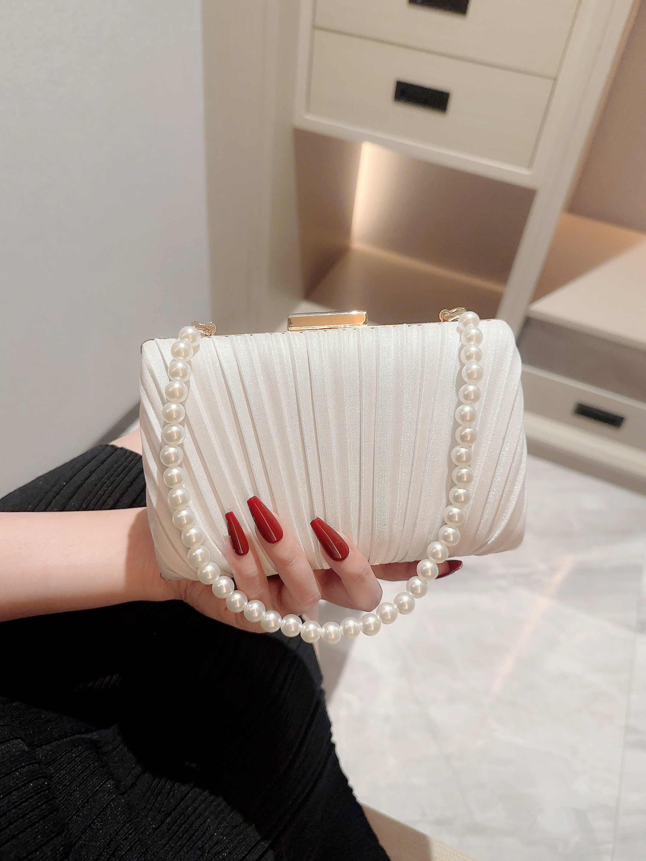Women's Small Polyester Solid Color Vintage Style Classic Style Beading Lock Clasp Evening Bag display picture 2