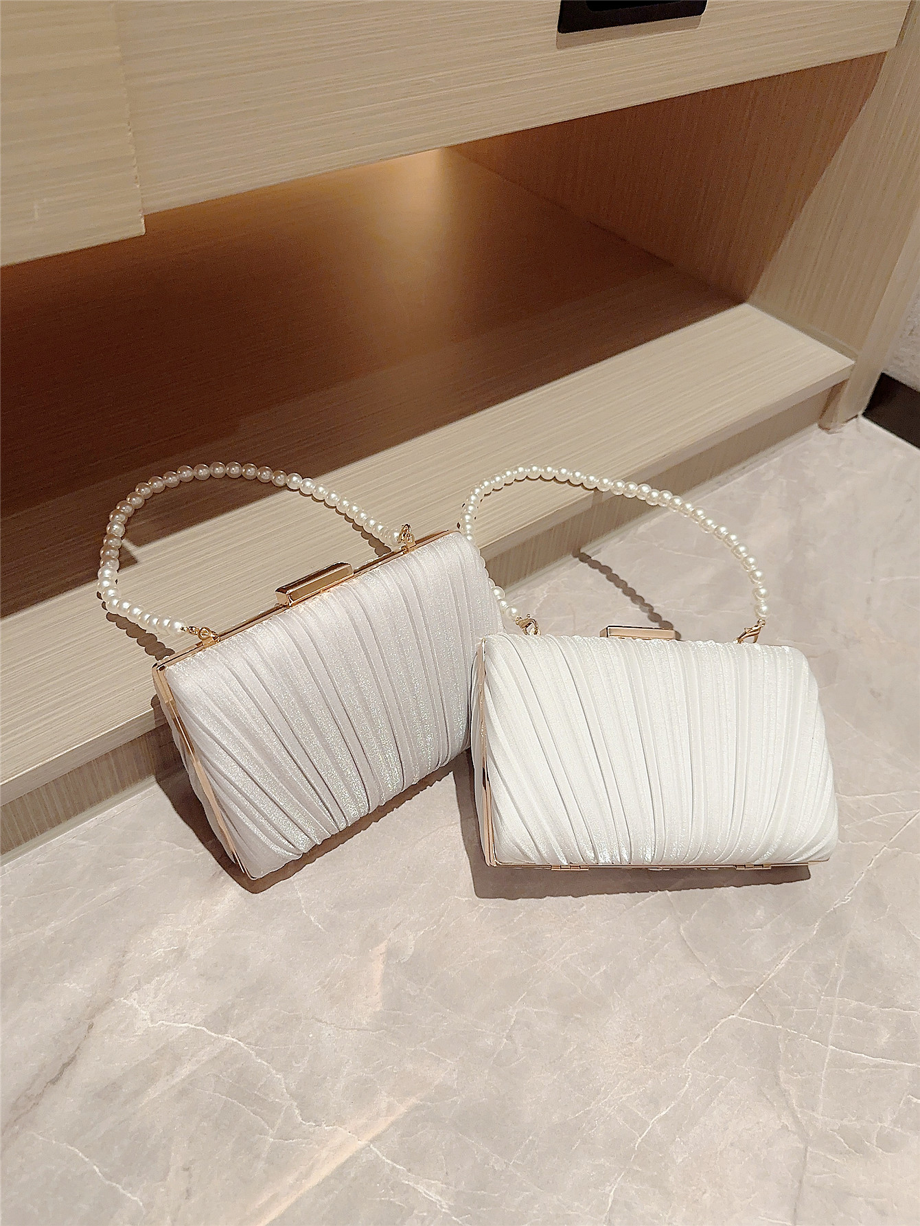 Women's Small Polyester Solid Color Vintage Style Classic Style Beading Lock Clasp Evening Bag display picture 4