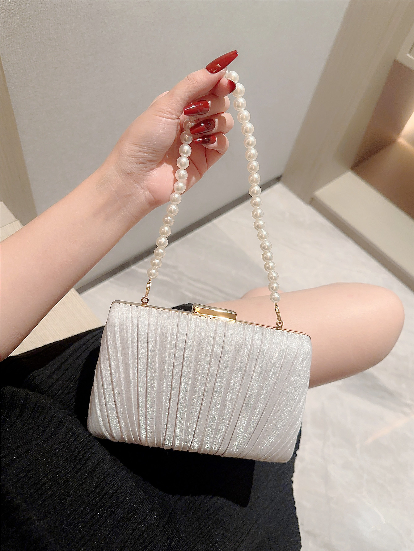 Women's Small Polyester Solid Color Vintage Style Classic Style Beading Lock Clasp Evening Bag display picture 3