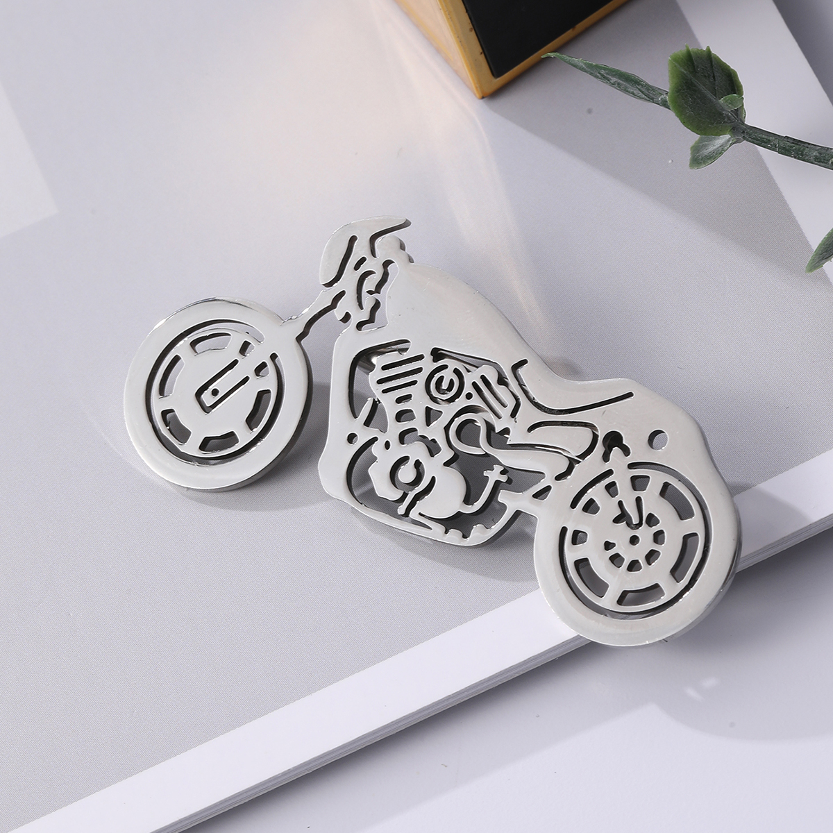 Basic Modern Style Classic Style Animal Motorcycle Plant 304 Stainless Steel Hollow Out Carving Unisex Brooches display picture 6