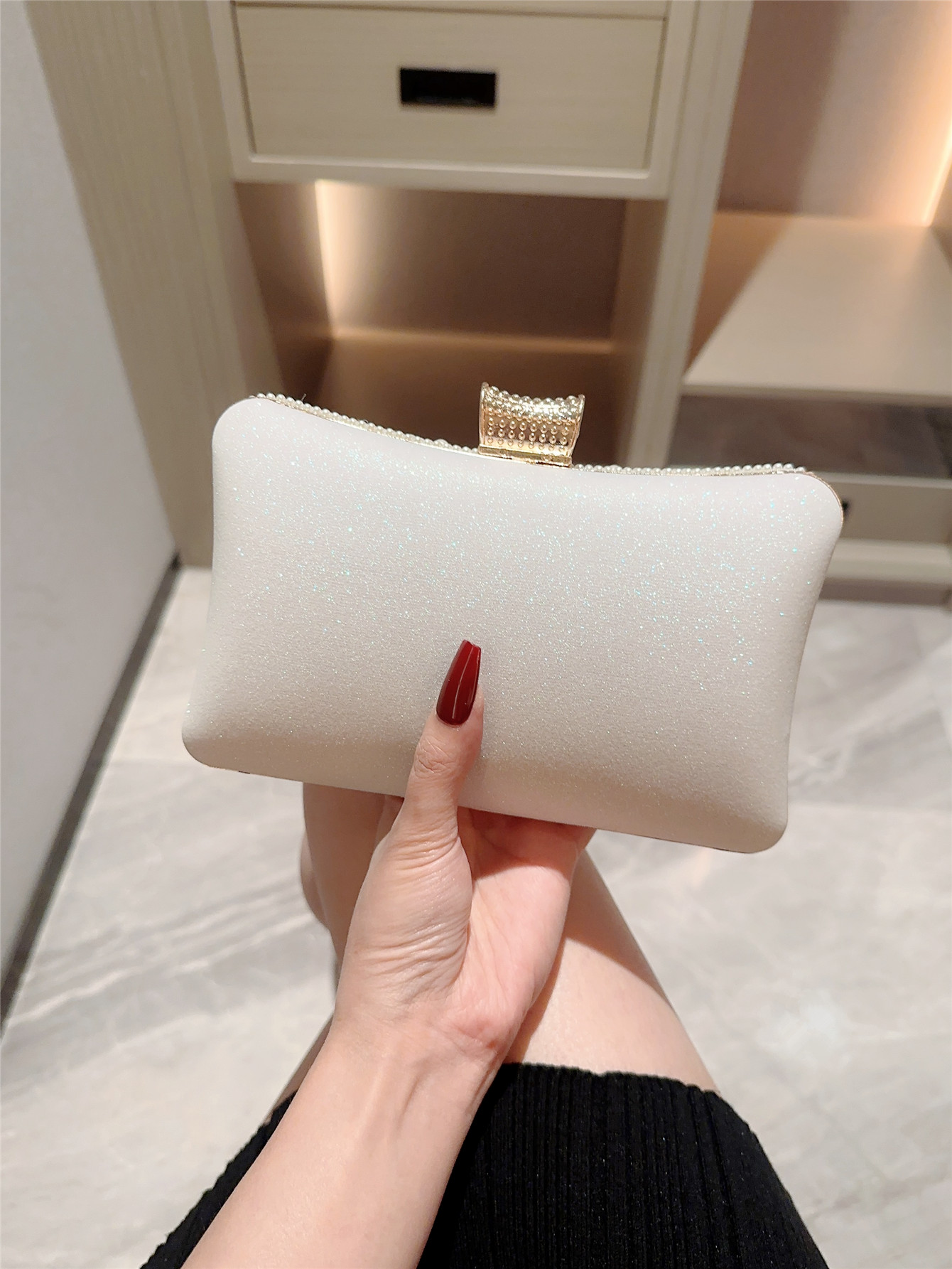 Women's Small Polyester Solid Color Elegant Classic Style Beading Lock Clasp Evening Bag display picture 1