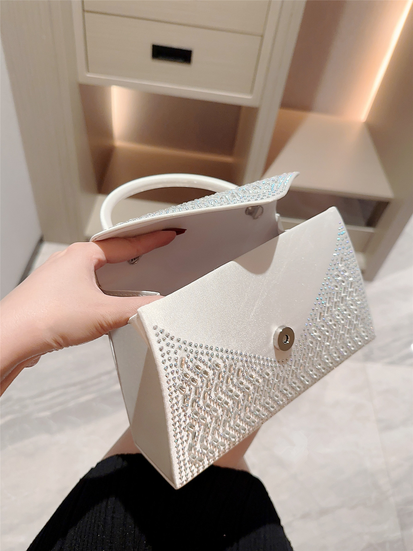 Women's Small Polyester Solid Color Elegant Classic Style Rhinestone Flip Cover Evening Bag display picture 1