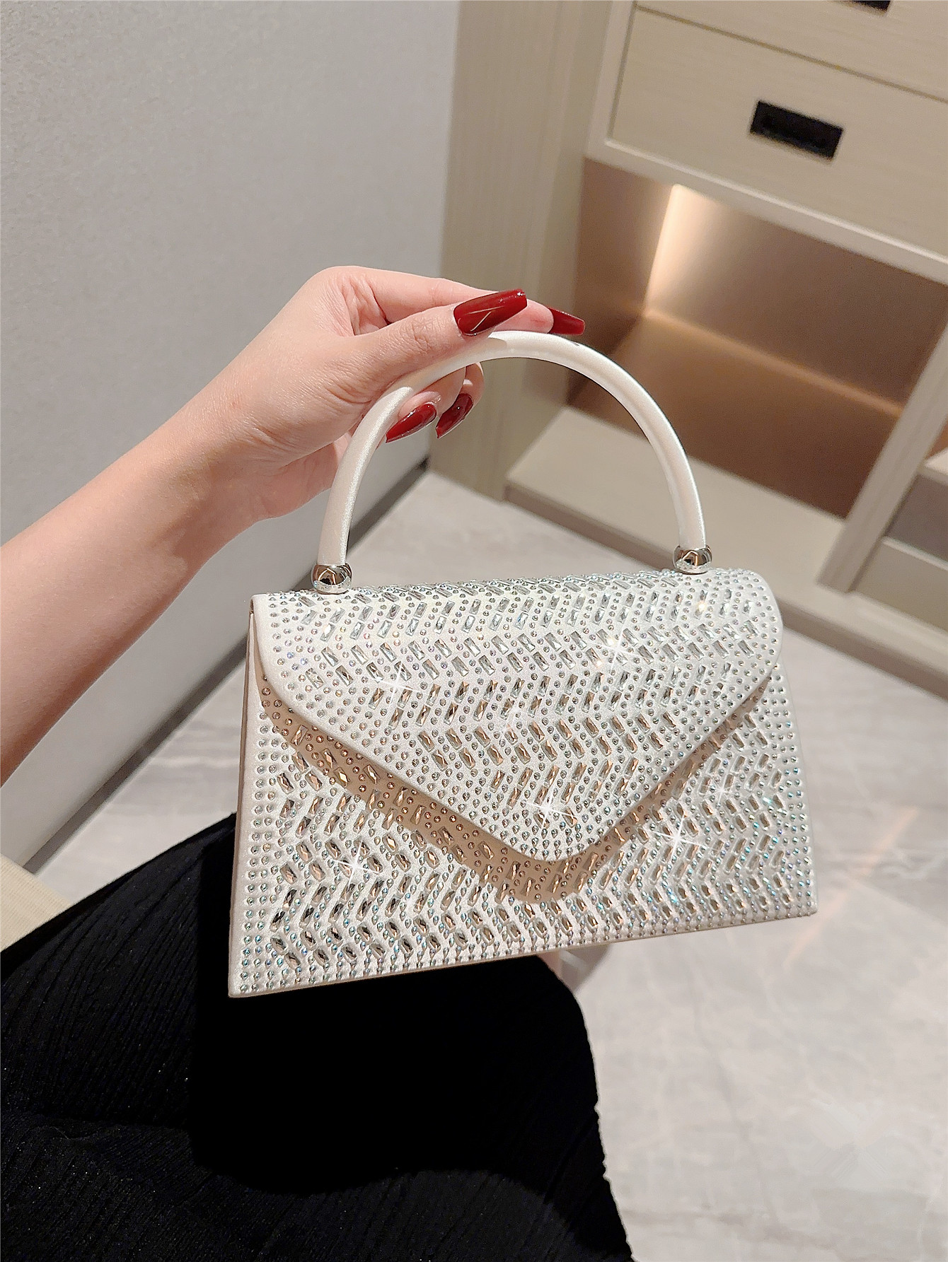 Women's Small Polyester Solid Color Elegant Classic Style Rhinestone Flip Cover Evening Bag display picture 3