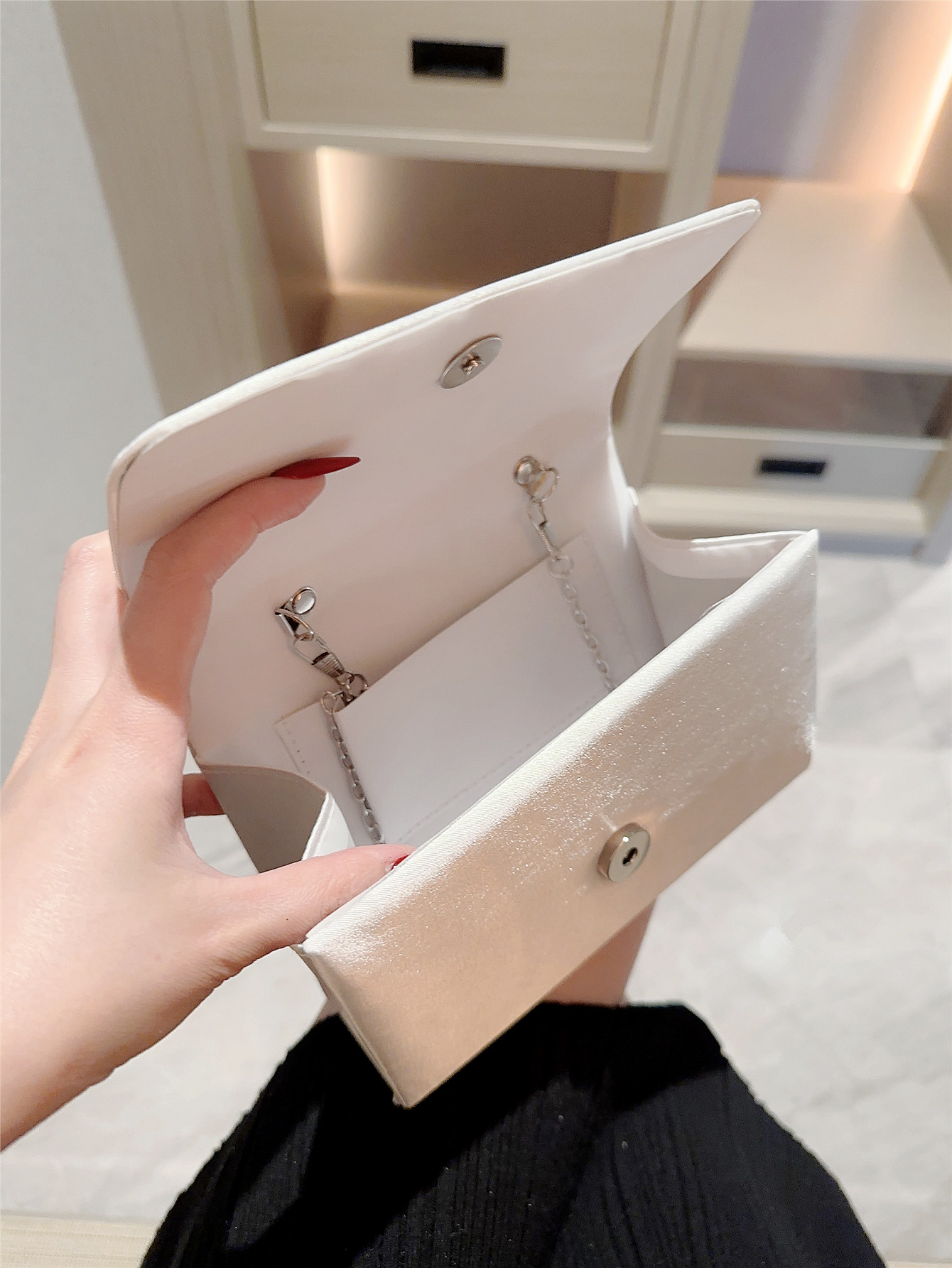 Women's Small Satin Heart Shape Solid Color Elegant Classic Style Magnetic Buckle Flip Cover Evening Bag display picture 2