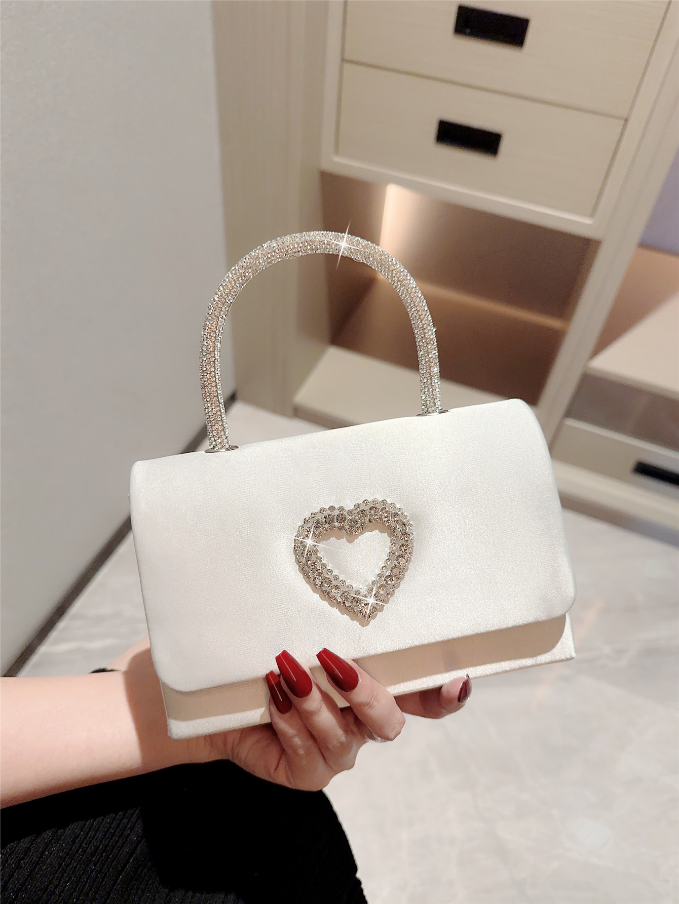 Women's Small Satin Heart Shape Solid Color Elegant Classic Style Magnetic Buckle Flip Cover Evening Bag display picture 1