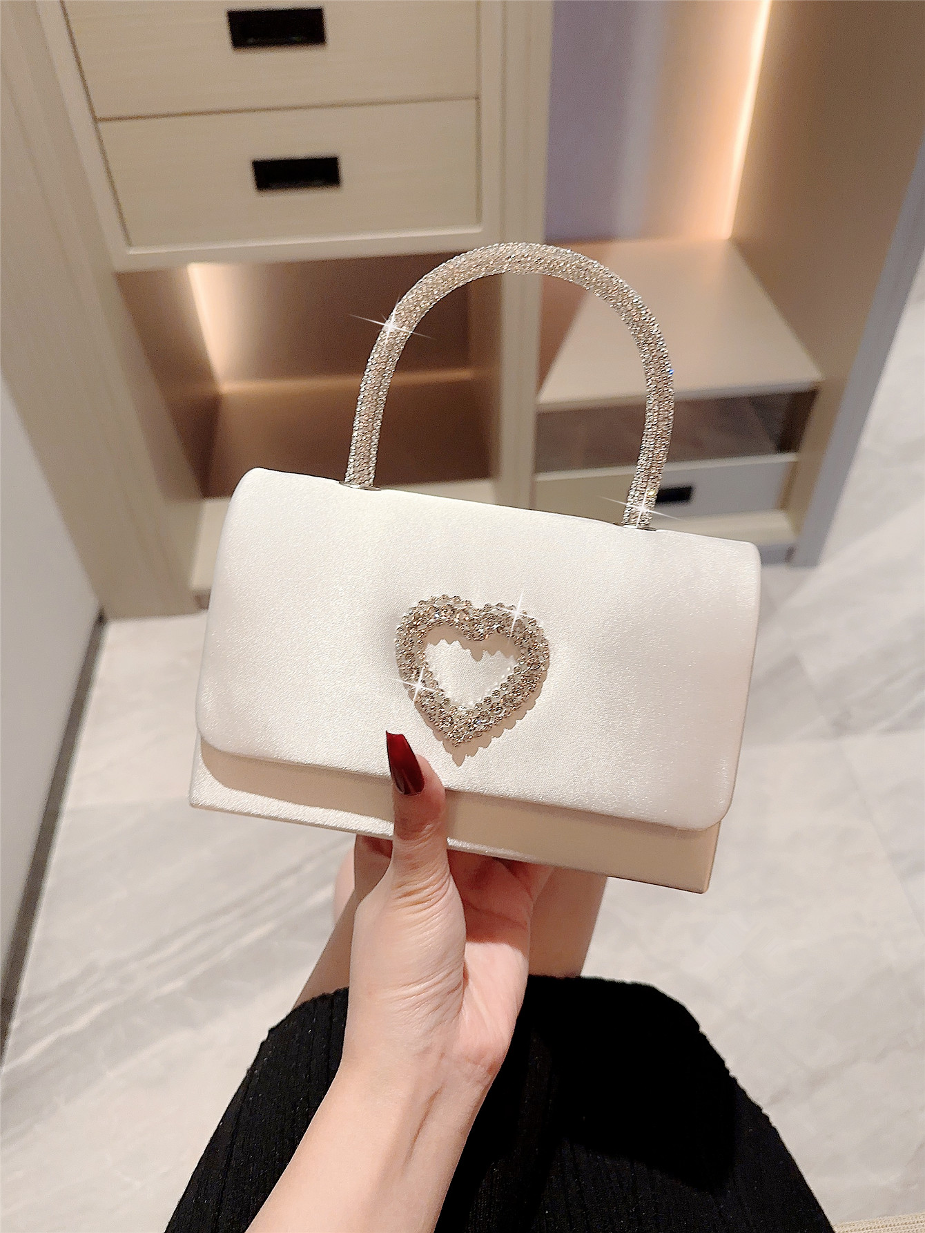 Women's Small Satin Heart Shape Solid Color Elegant Classic Style Magnetic Buckle Flip Cover Evening Bag display picture 4