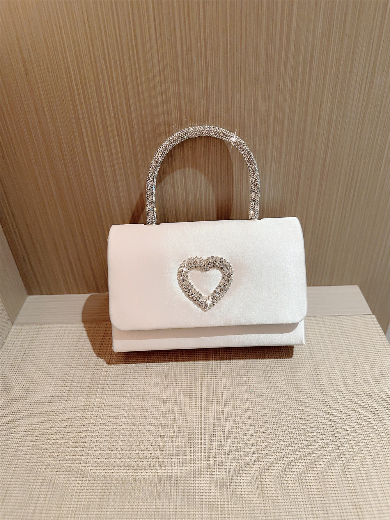 Women's Small Satin Heart Shape Solid Color Elegant Classic Style Magnetic Buckle Flip Cover Evening Bag display picture 7
