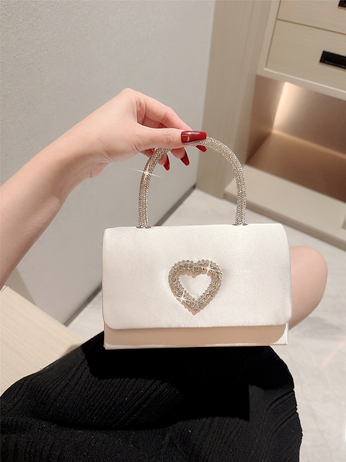 Women's Small Satin Heart Shape Solid Color Elegant Classic Style Magnetic Buckle Flip Cover Evening Bag display picture 3