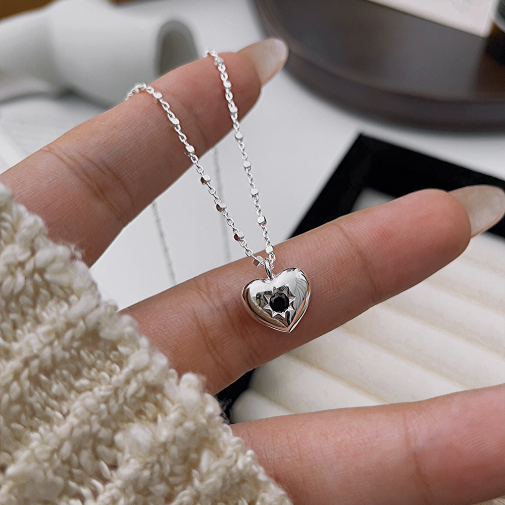 Sterling Silver Casual Chain Heart Shape Pendant Necklace display picture 3