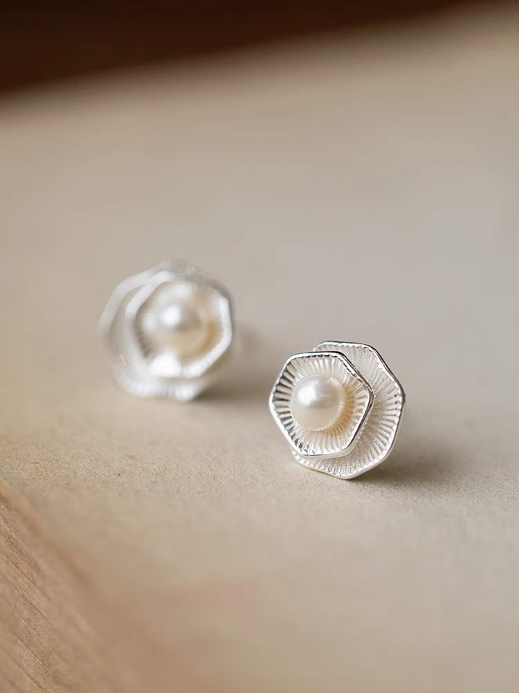 1 Pair Simple Style Flower Plating Inlay Sterling Silver Pearl Ear Studs display picture 3