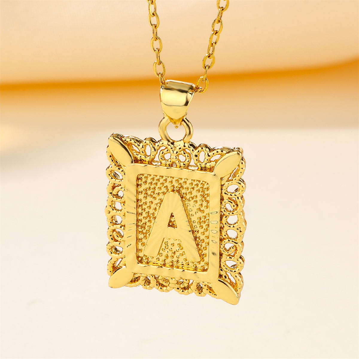 Cobre Chapados en oro de 18k Casual Ahuecar Letra Collar Colgante display picture 18