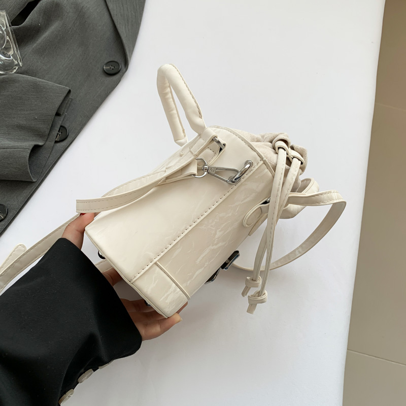 Women's Medium Pu Leather Solid Color Bow Knot Classic Style Streetwear Sewing Thread String Crossbody Bag display picture 7