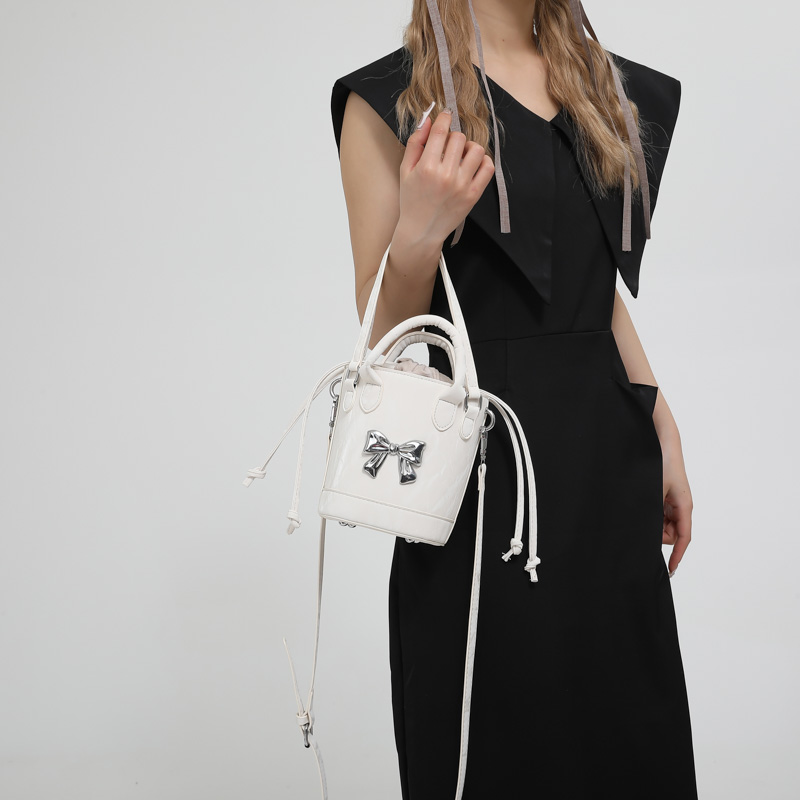 امرأة جلد غير حقيقي اللون الصامد عقدة القوس فاسق خيوط الخياطة سلسلة حقيبة يد حقيبة دلو display picture 2