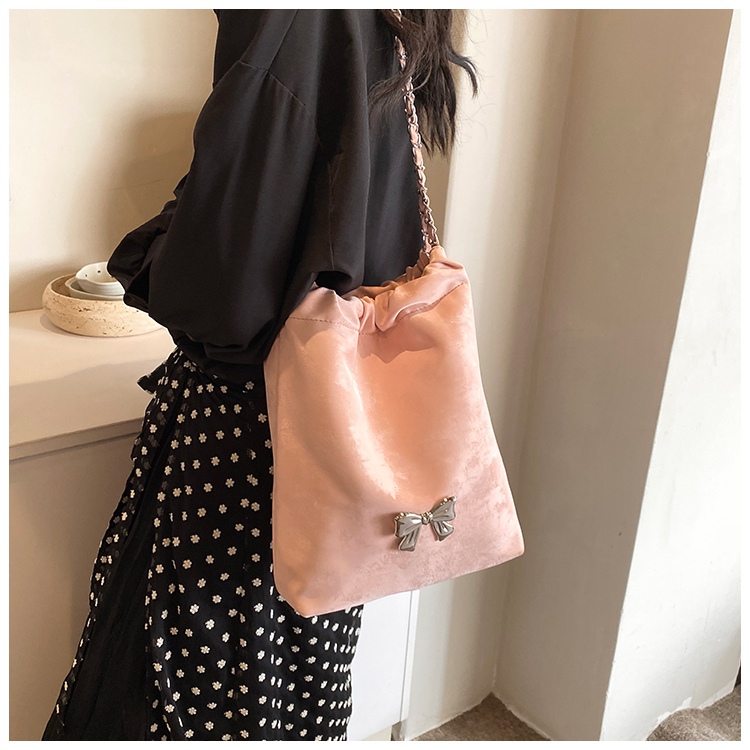 Women's Medium Pu Leather Solid Color Bow Knot Basic Classic Style Sewing Thread Magnetic Buckle Shoulder Bag display picture 17