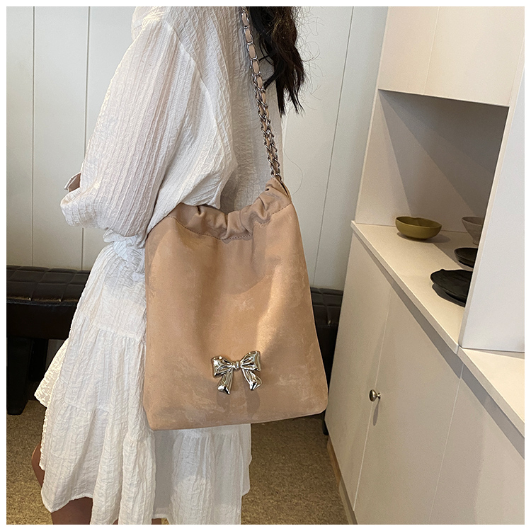 Women's Medium Pu Leather Solid Color Bow Knot Basic Classic Style Sewing Thread Magnetic Buckle Shoulder Bag display picture 15