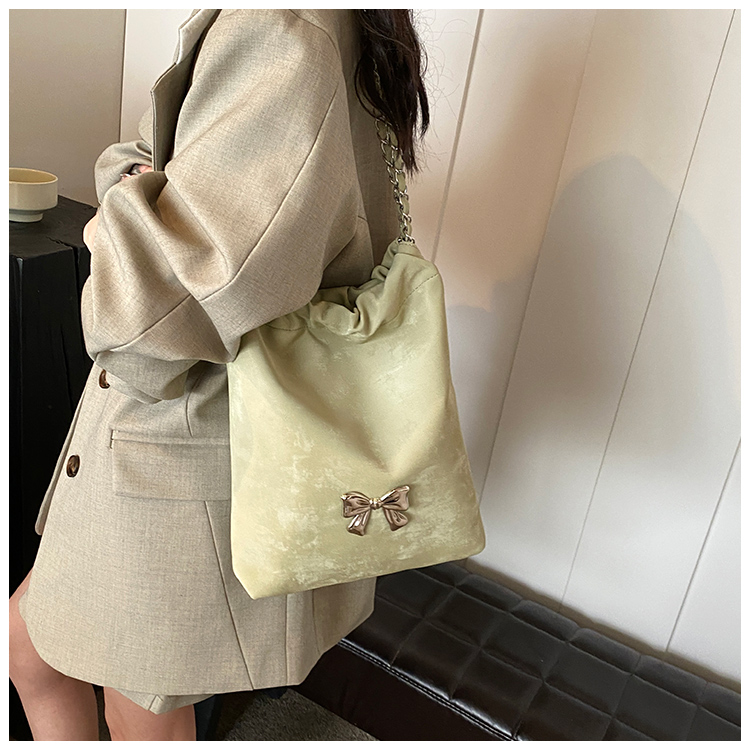 Women's Medium Pu Leather Solid Color Bow Knot Basic Classic Style Sewing Thread Magnetic Buckle Shoulder Bag display picture 18