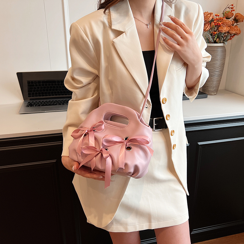 Women's Medium Pu Leather Solid Color Classic Style Streetwear Bowknot Square Zipper Crossbody Bag display picture 14