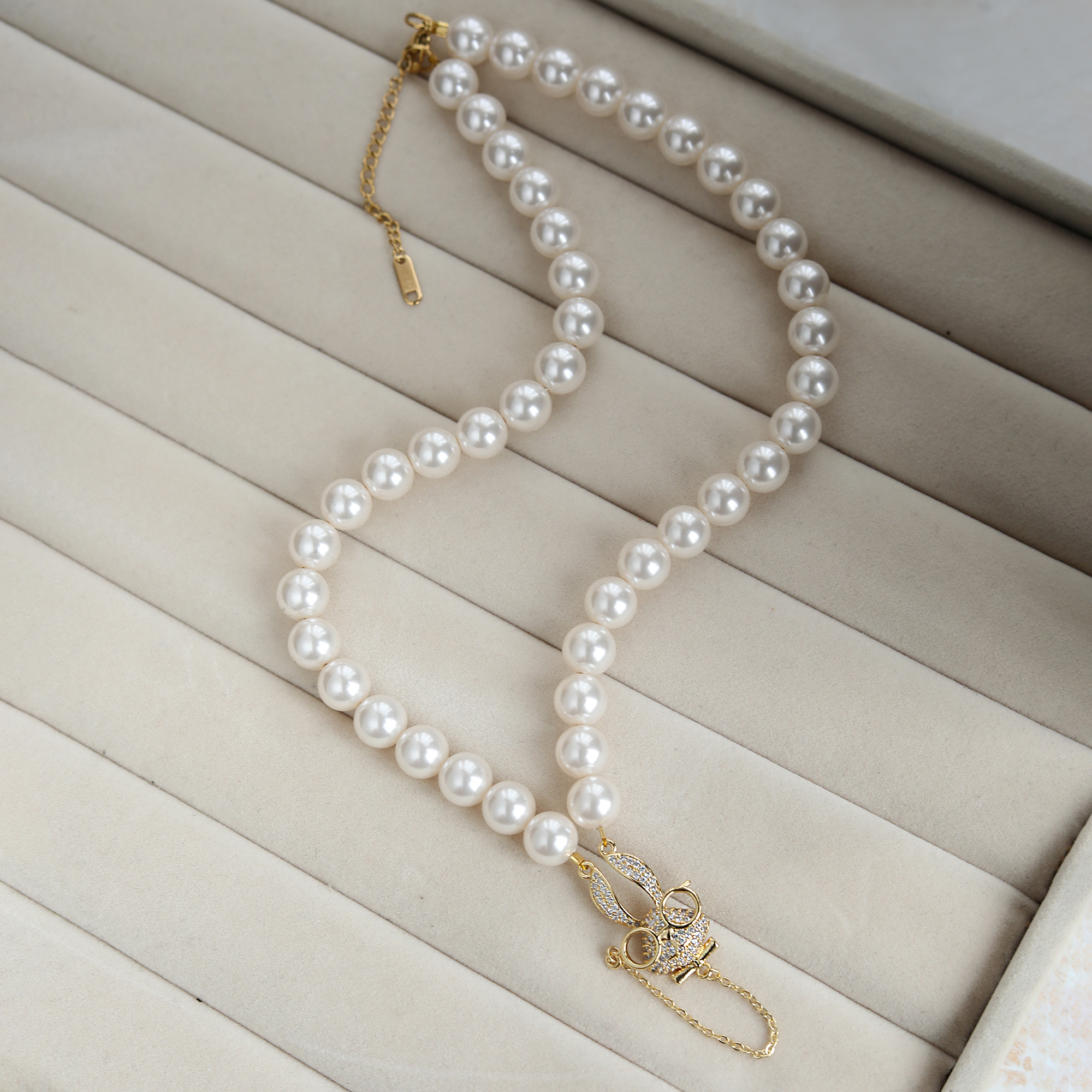 Wholesale Jewelry Elegant Cute Rabbit Artificial Pearl Copper Zircon Beaded Chain Inlay Pendant Necklace display picture 1