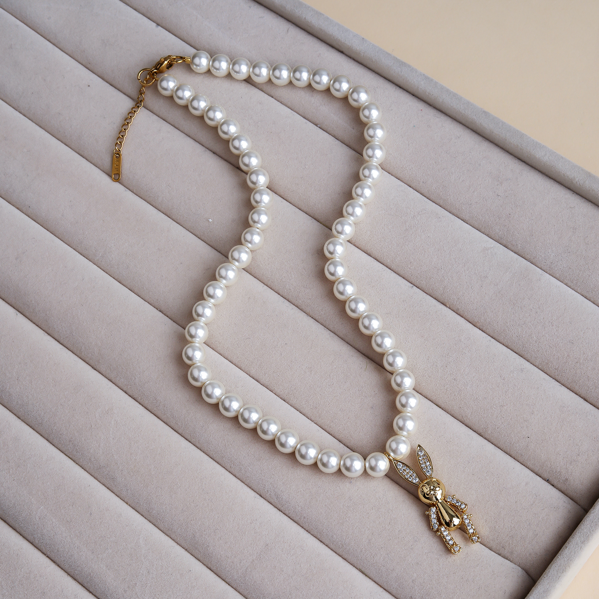 Großhandel Schmuck Elegant Süß Kaninchen Künstliche Perle Kupfer Zirkon Perlen Kette Inlay Halskette Mit Anhänger display picture 3