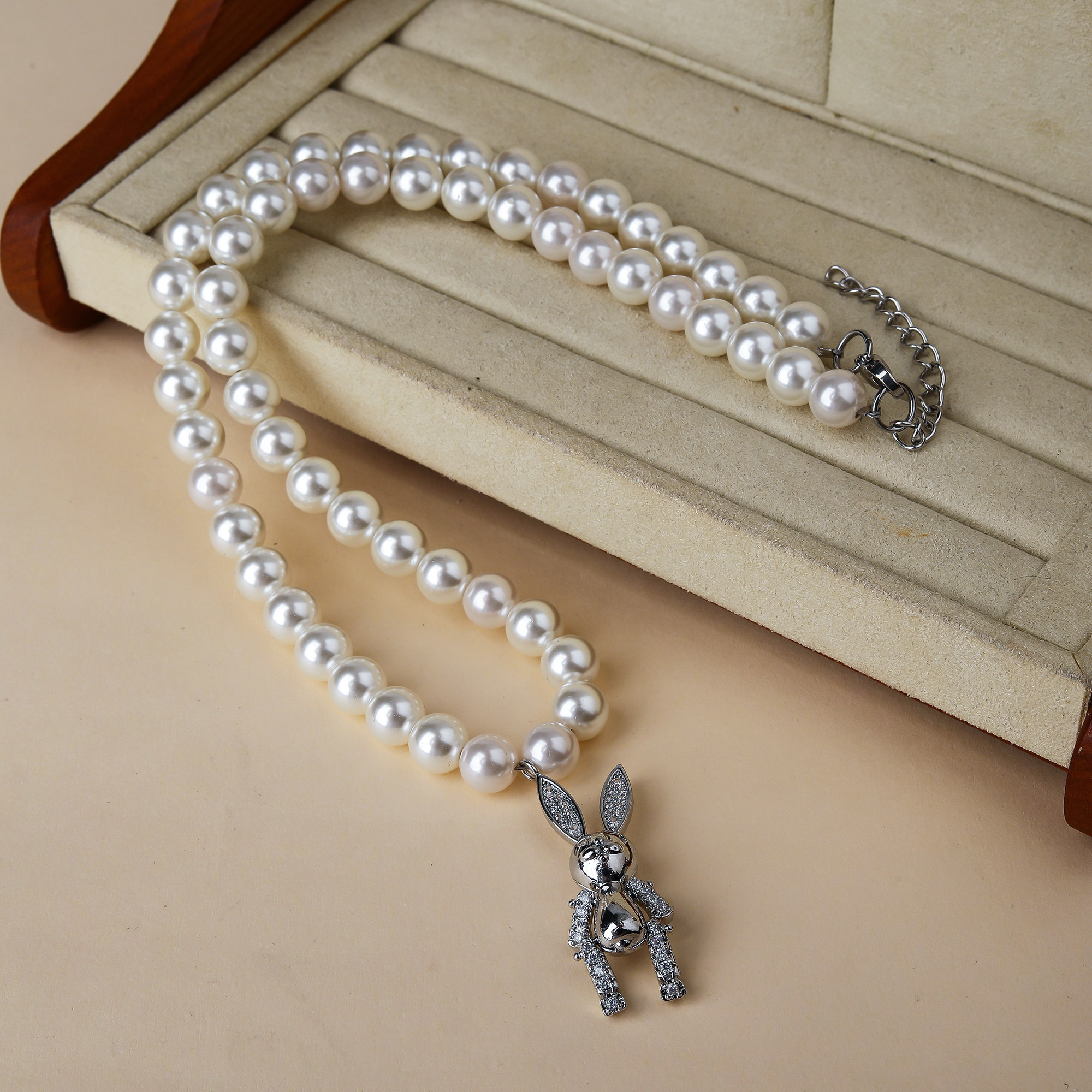 Großhandel Schmuck Elegant Süß Kaninchen Künstliche Perle Kupfer Zirkon Perlen Kette Inlay Halskette Mit Anhänger display picture 5