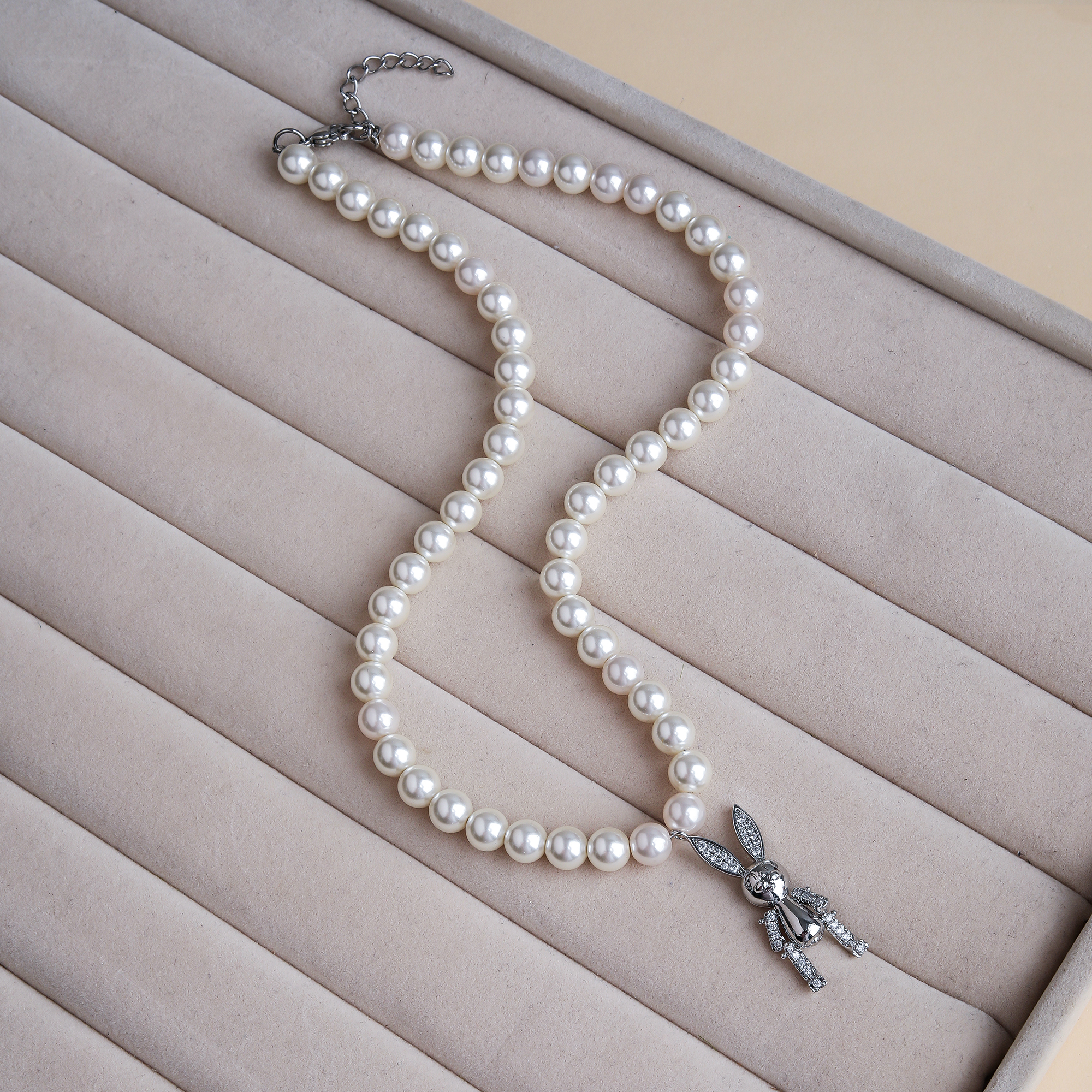 Großhandel Schmuck Elegant Süß Kaninchen Künstliche Perle Kupfer Zirkon Perlen Kette Inlay Halskette Mit Anhänger display picture 6